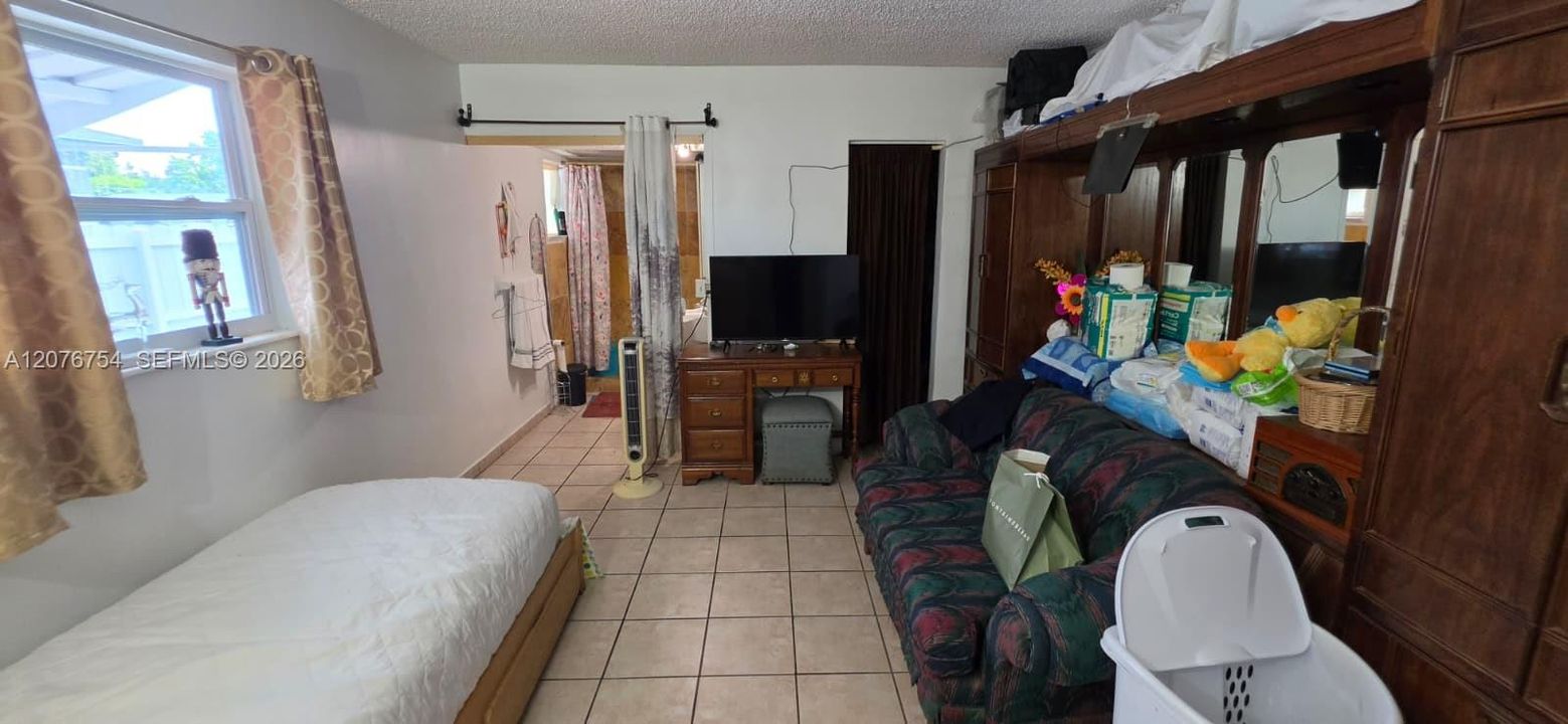 Activo con contrato: $450,000 (4 camas, 2 baños, 1707 Pies cuadrados)