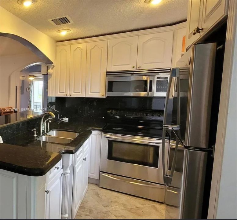 For Sale: $139,900 (2 beds, 1 baths, 870 Square Feet)