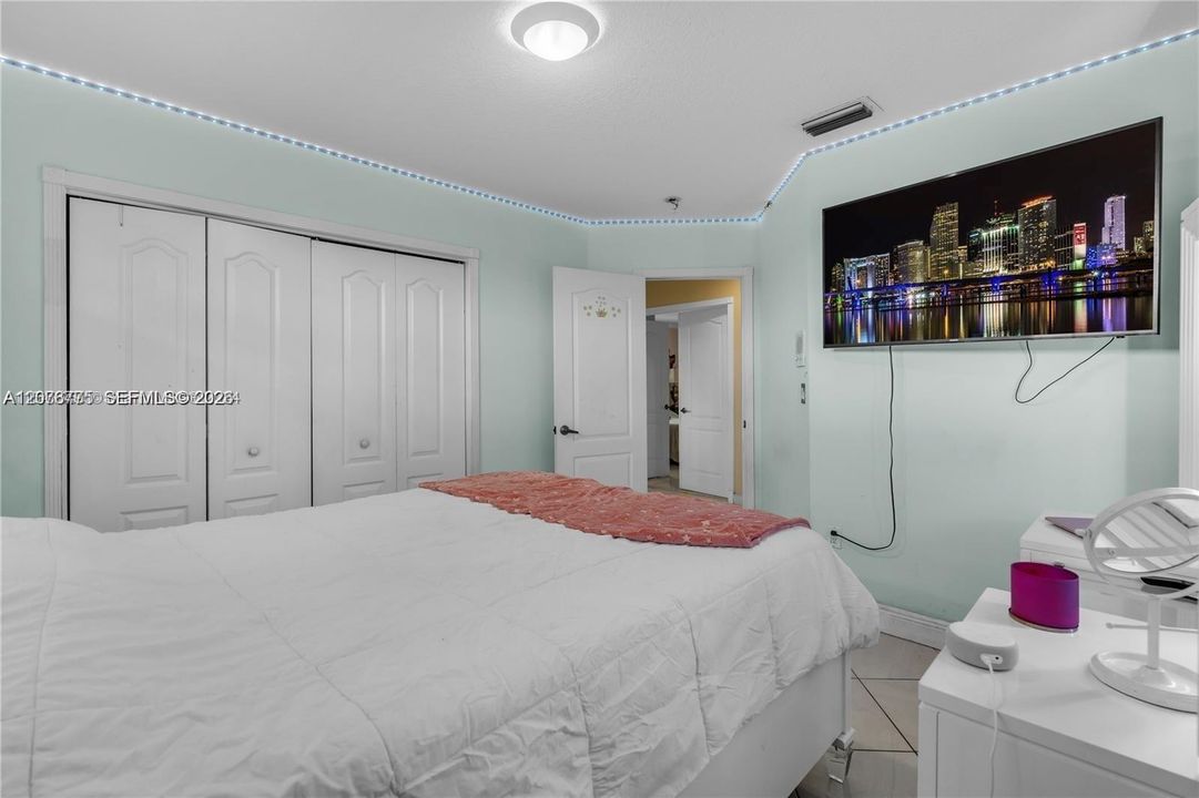 En Venta: $1,100,000 (5 camas, 4 baños, 2539 Pies cuadrados)