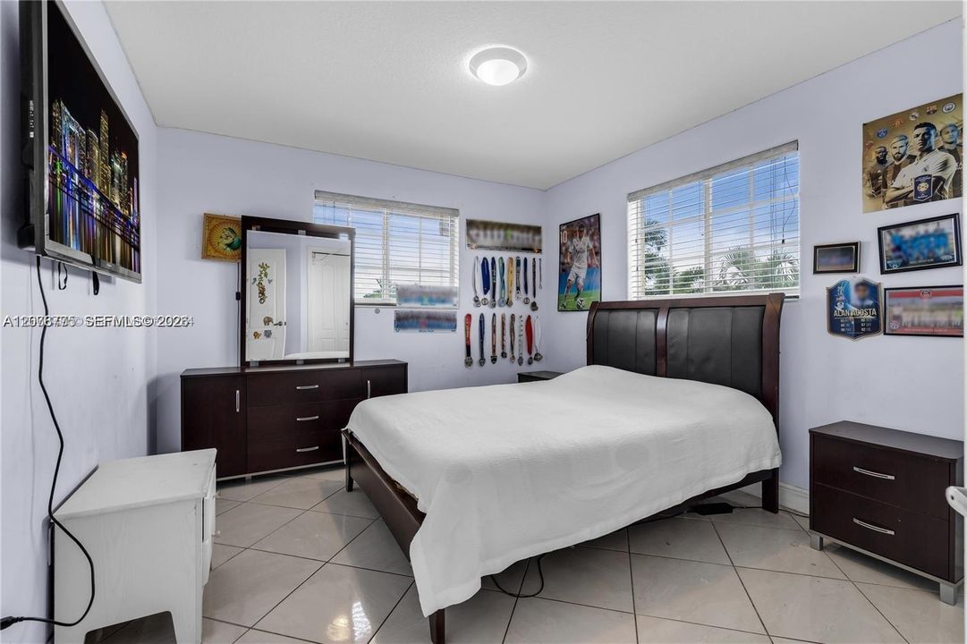 En Venta: $1,100,000 (5 camas, 4 baños, 2539 Pies cuadrados)