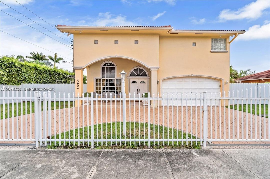 En Venta: $1,100,000 (5 camas, 4 baños, 2539 Pies cuadrados)