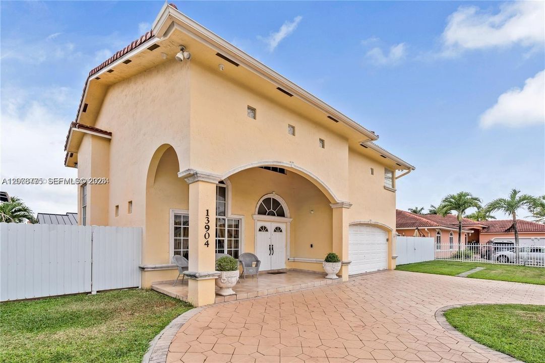 En Venta: $1,100,000 (5 camas, 4 baños, 2539 Pies cuadrados)
