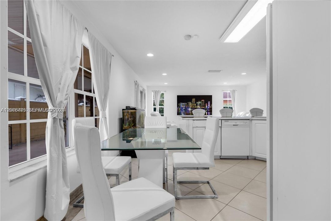 En Venta: $1,100,000 (5 camas, 4 baños, 2539 Pies cuadrados)