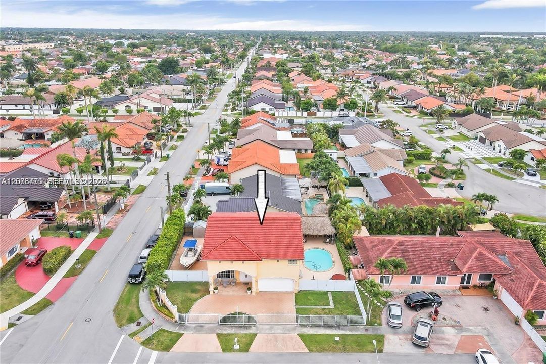 En Venta: $1,100,000 (5 camas, 4 baños, 2539 Pies cuadrados)