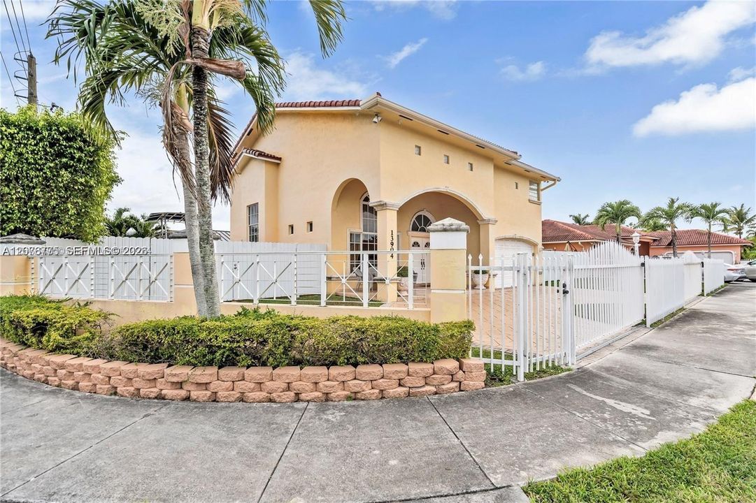 En Venta: $1,100,000 (5 camas, 4 baños, 2539 Pies cuadrados)