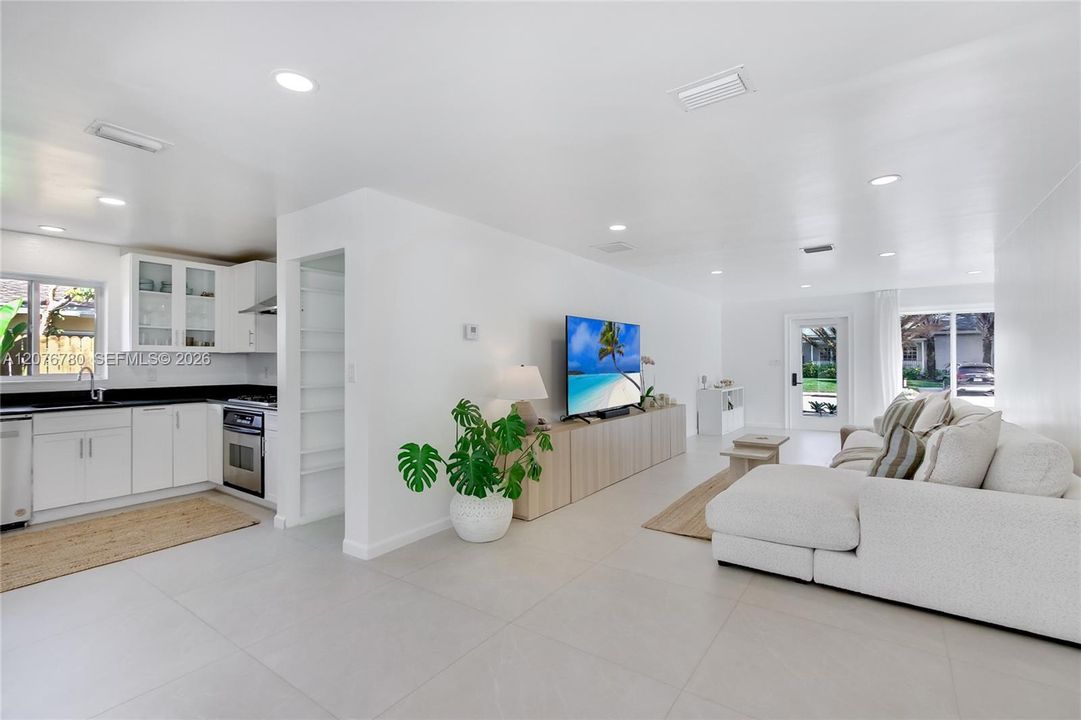 For Rent: $5,500 (2 beds, 2 baths, 1174 Square Feet)