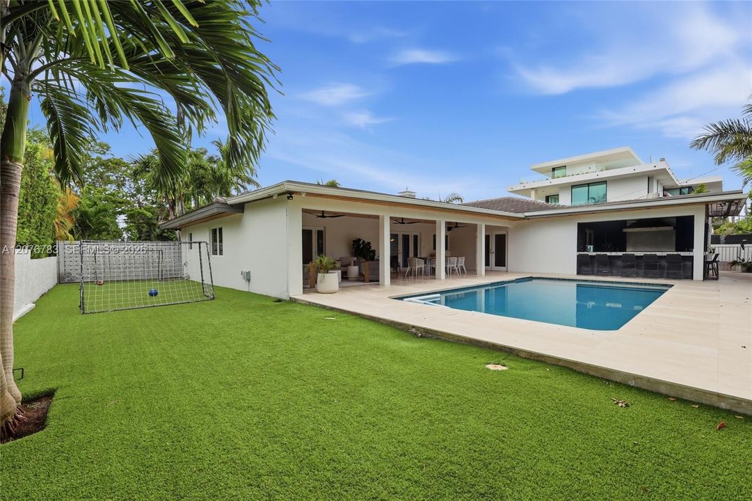 For Sale: $6,350,000 (4 beds, 3 baths, 2761 Square Feet)
