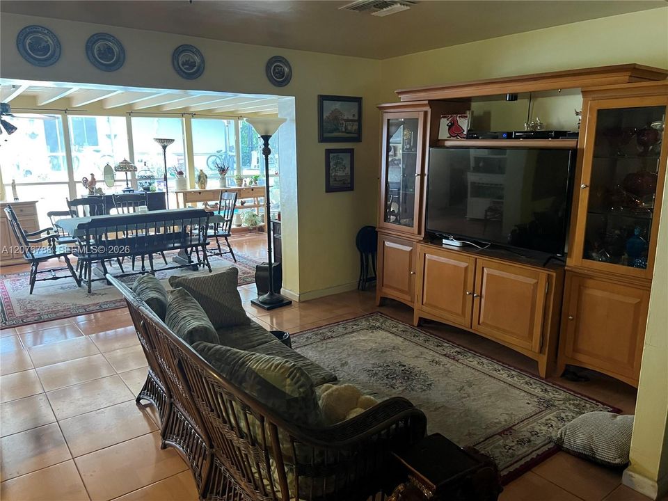 En Venta: $1,195,000 (3 camas, 2 baños, 2617 Pies cuadrados)