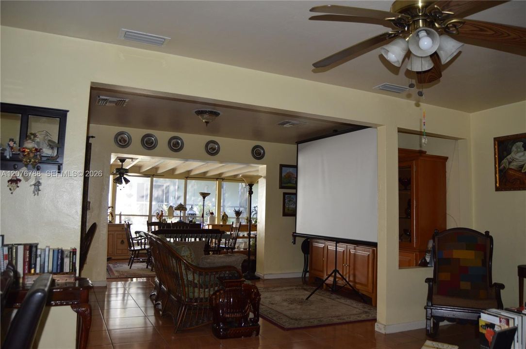 En Venta: $1,195,000 (3 camas, 2 baños, 2617 Pies cuadrados)