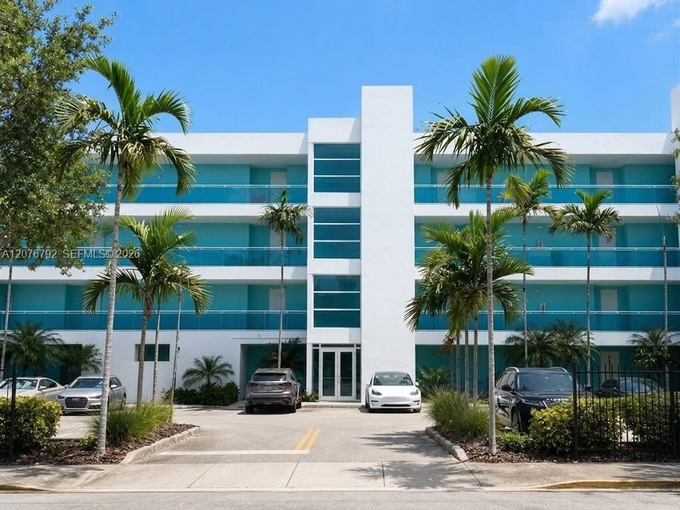 modern building (  20 years old, with full impact doors and windows, 2 parking in walkable trendy neihgborhood, close to Miami Beach, Wynwood Midtown Edgewater and Design District