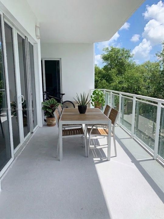 huge 350 SF double wraparound balcony