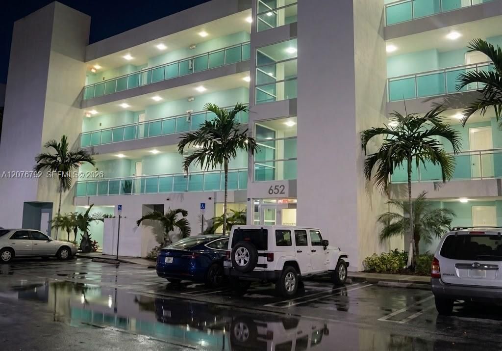 modern building (  20 years old, with full impact doors and windows, 2 parking in walkable trendy neihgborhood, close to Miami Beach, Wynwood Midtown Edgewater and Design District