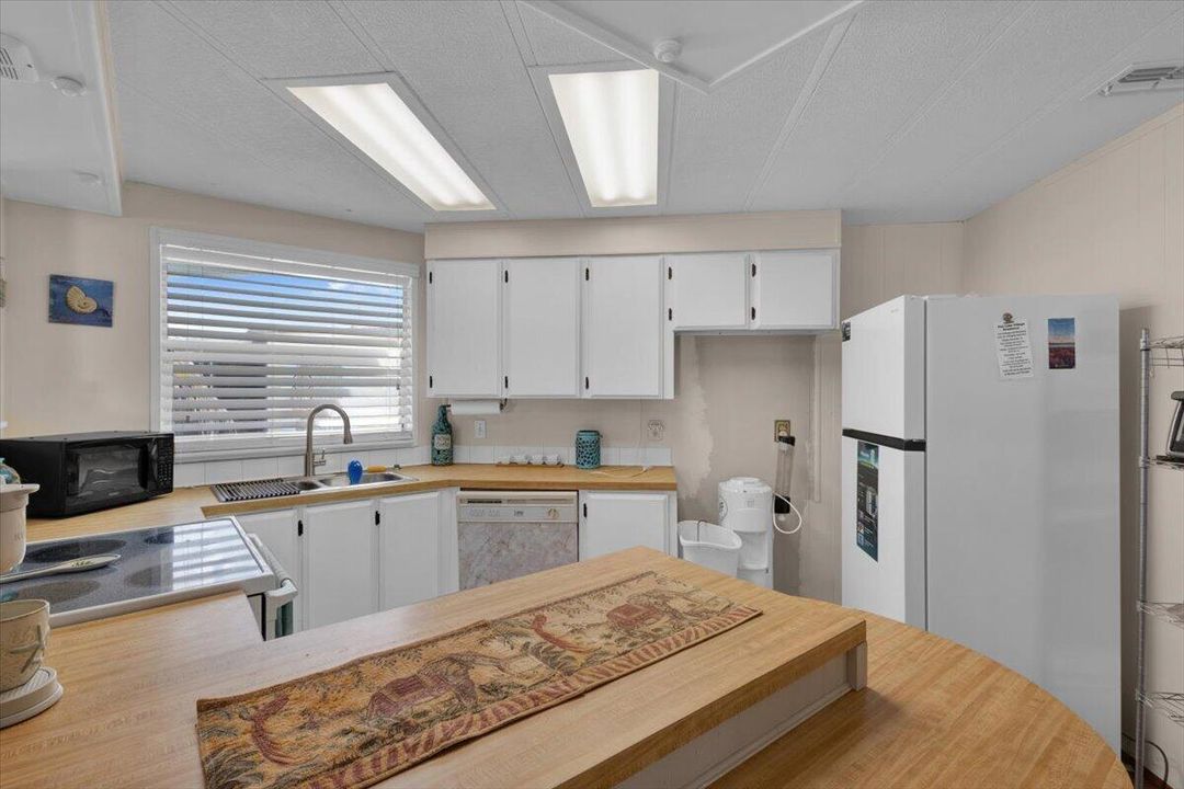 KITCHEN WITH PENINSULA ISLAND
