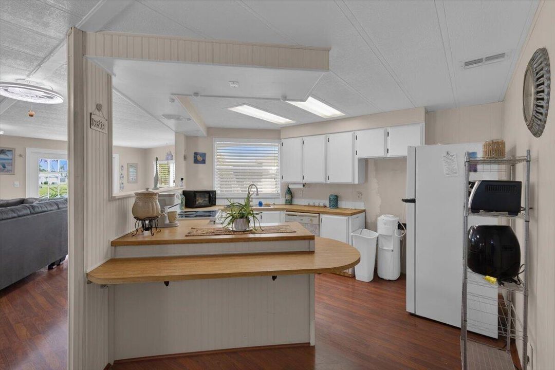 KITCHEN WITH PENINSULA ISLAND
