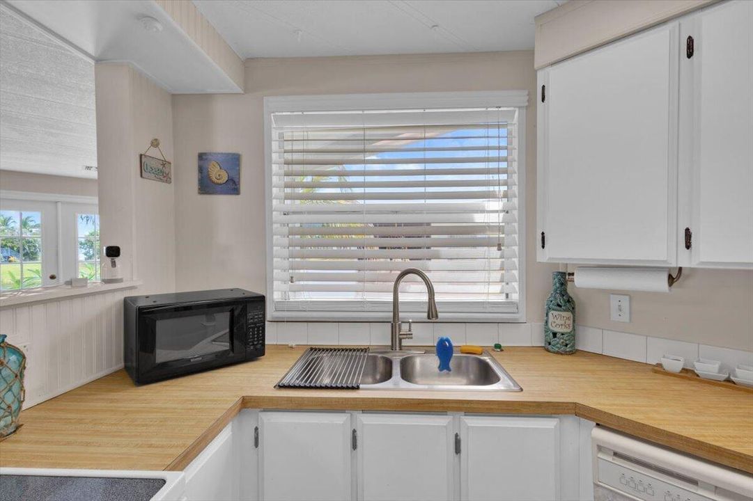 KITCHEN WITH DUAL STAINLESS STEEL SINKS