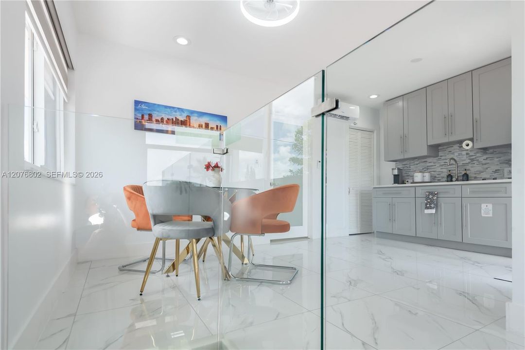 En Venta: $1,150,000 (4 camas, 3 baños, 2838 Pies cuadrados)