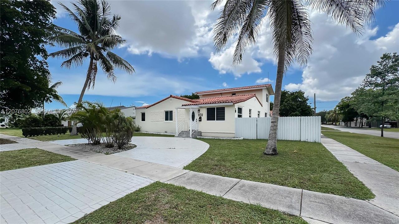 En Venta: $1,150,000 (4 camas, 3 baños, 2838 Pies cuadrados)