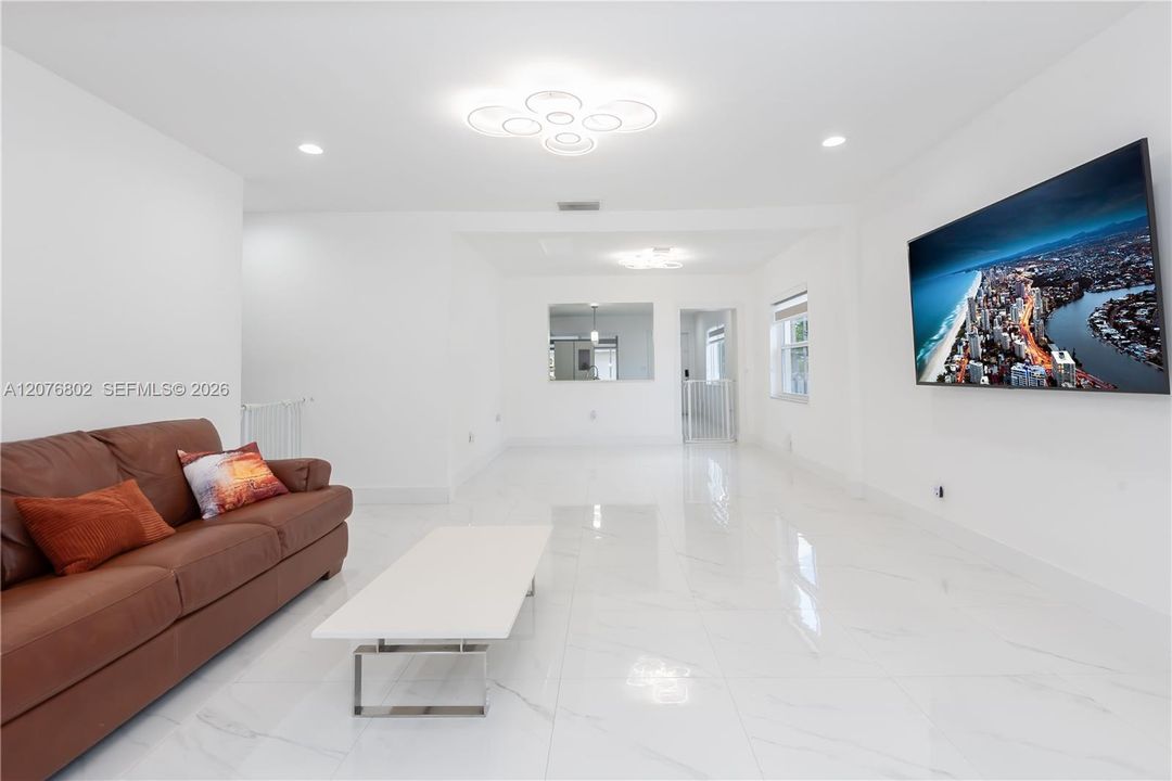 En Venta: $1,150,000 (4 camas, 3 baños, 2838 Pies cuadrados)