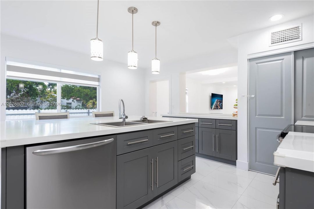 En Venta: $1,150,000 (4 camas, 3 baños, 2838 Pies cuadrados)