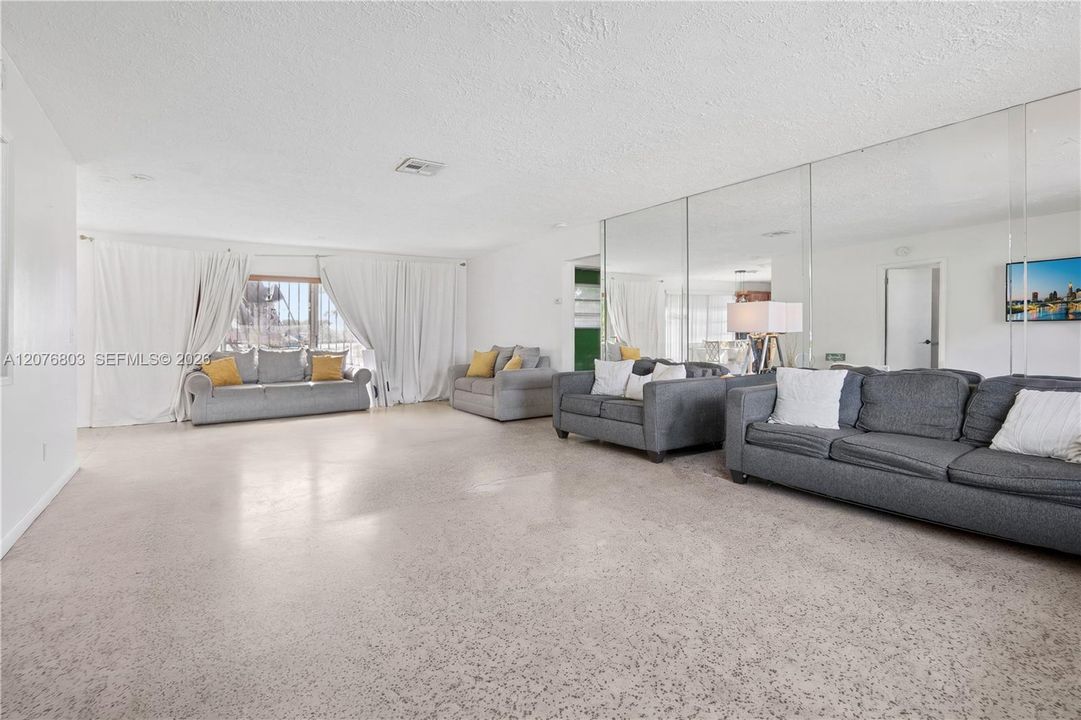 En Venta: $550,000 (3 camas, 2 baños, 1613 Pies cuadrados)