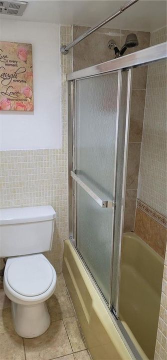 Bathroom by the 2 bedrooms upstairs