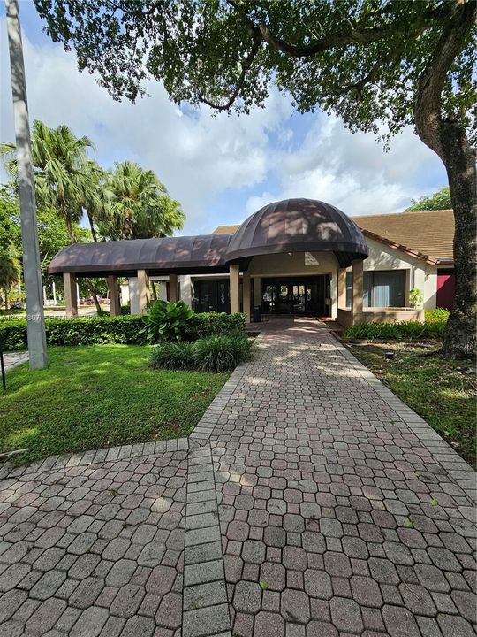 For Sale: $259,900 (1 beds, 1 baths, 862 Square Feet)