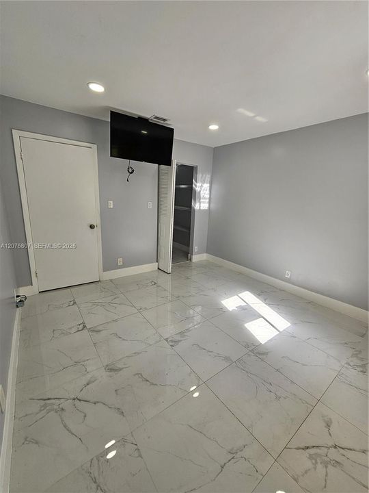For Sale: $259,900 (1 beds, 1 baths, 862 Square Feet)