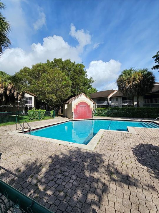 For Sale: $259,900 (1 beds, 1 baths, 862 Square Feet)