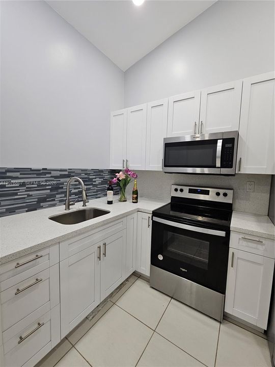 For Sale: $259,900 (1 beds, 1 baths, 862 Square Feet)