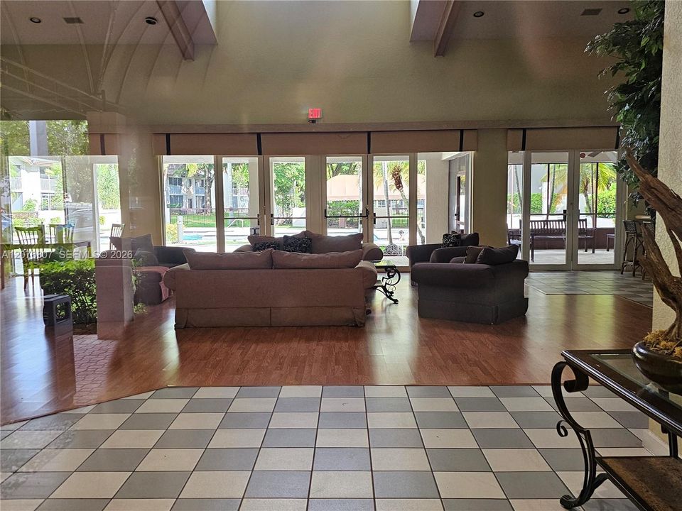 For Sale: $259,900 (1 beds, 1 baths, 862 Square Feet)