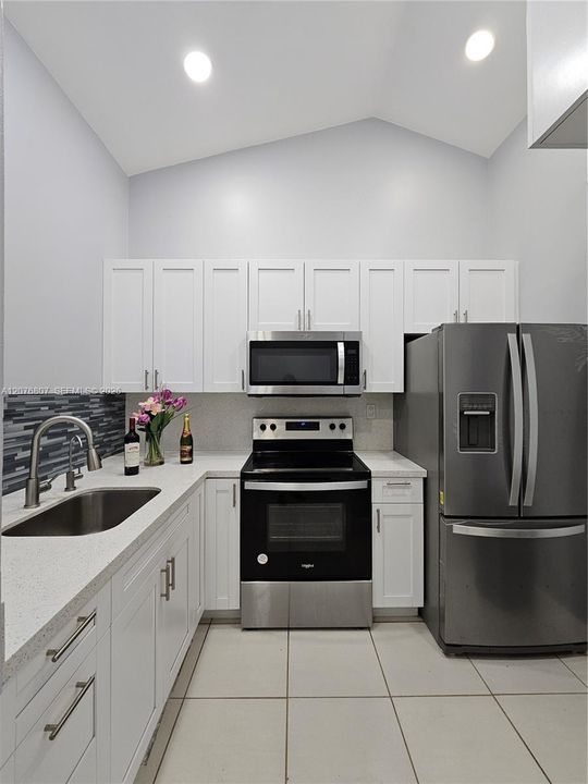 For Sale: $259,900 (1 beds, 1 baths, 862 Square Feet)