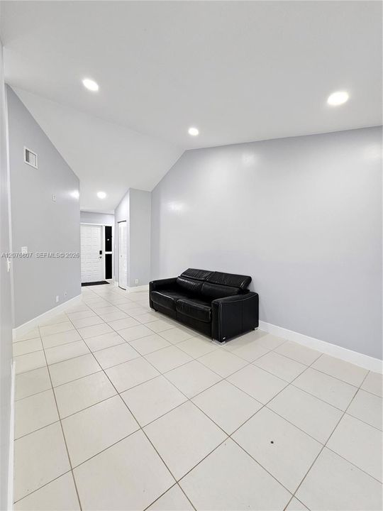 For Sale: $259,900 (1 beds, 1 baths, 862 Square Feet)