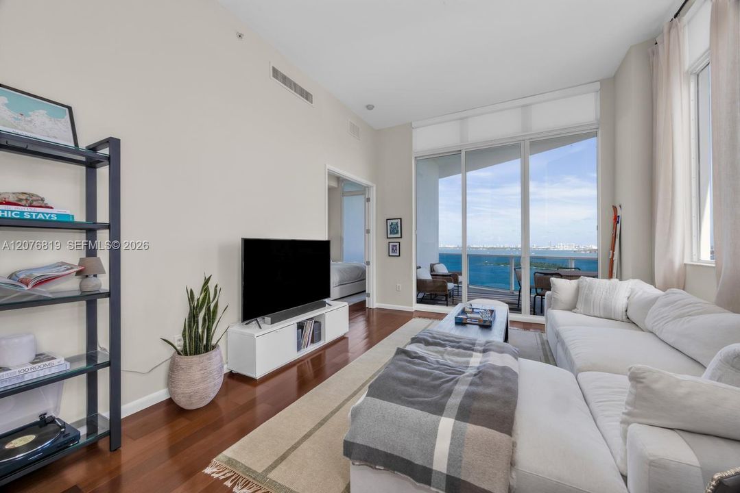 For Rent: $6,000 (2 beds, 2 baths, 1400 Square Feet)