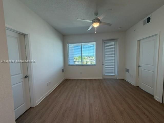 For Rent: $1,075 (2 beds, 2 baths, 865 Square Feet)