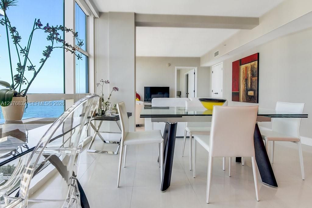 For Rent: $5,600 (1 beds, 1 baths, 920 Square Feet)