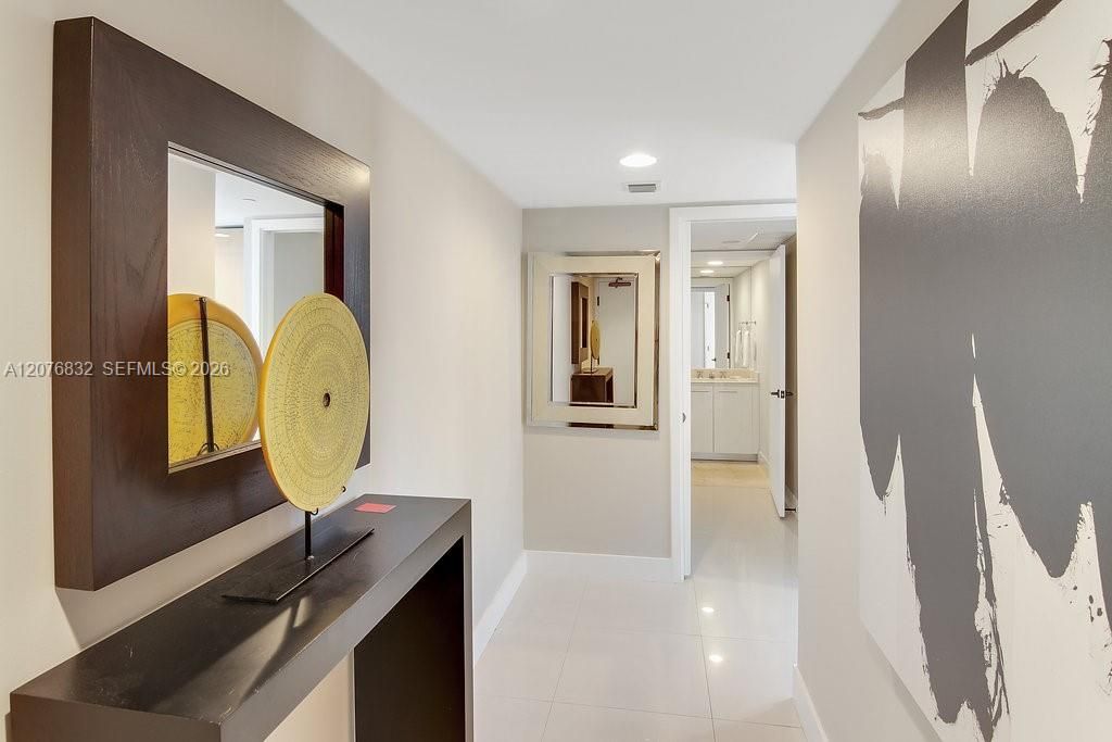 For Rent: $5,600 (1 beds, 1 baths, 920 Square Feet)