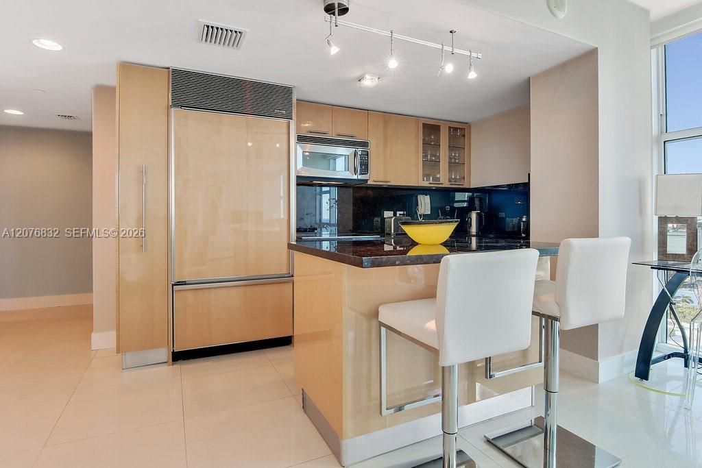 For Rent: $5,600 (1 beds, 1 baths, 920 Square Feet)