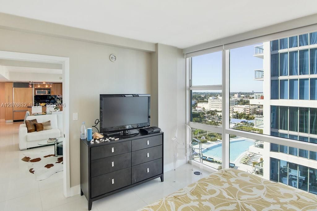 For Rent: $5,600 (1 beds, 1 baths, 920 Square Feet)