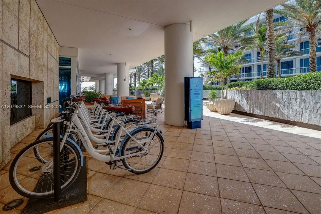 For Rent: $5,600 (1 beds, 1 baths, 920 Square Feet)