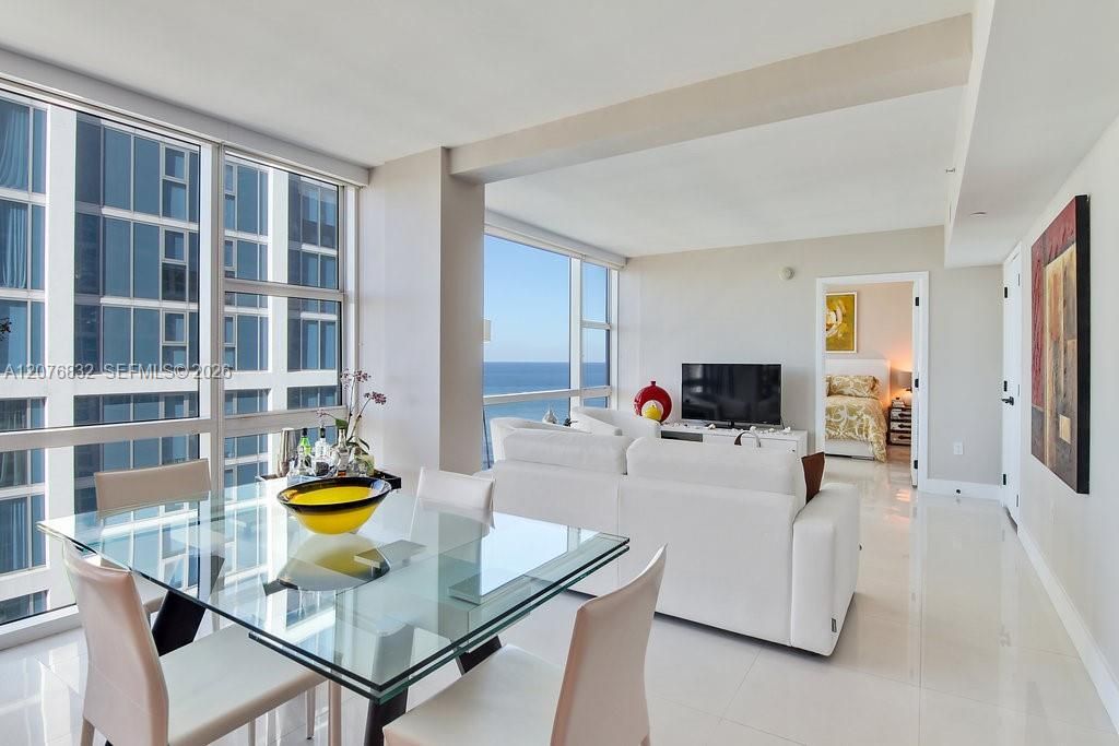 For Rent: $5,600 (1 beds, 1 baths, 920 Square Feet)