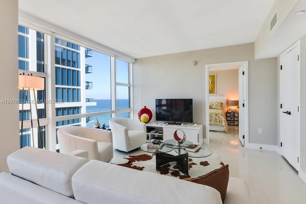 For Rent: $5,600 (1 beds, 1 baths, 920 Square Feet)
