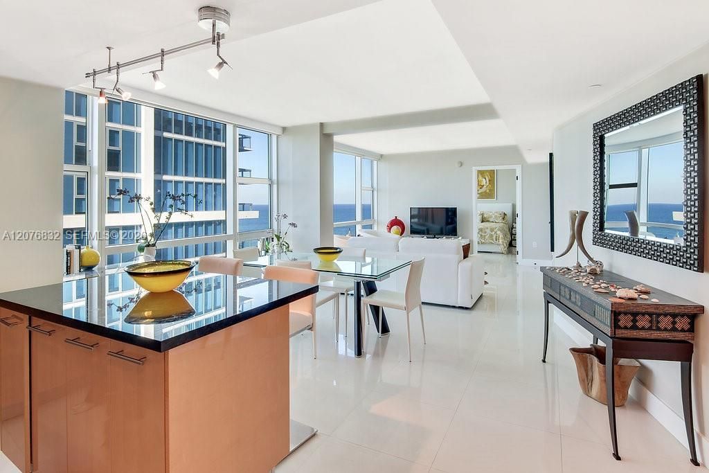 For Rent: $5,600 (1 beds, 1 baths, 920 Square Feet)