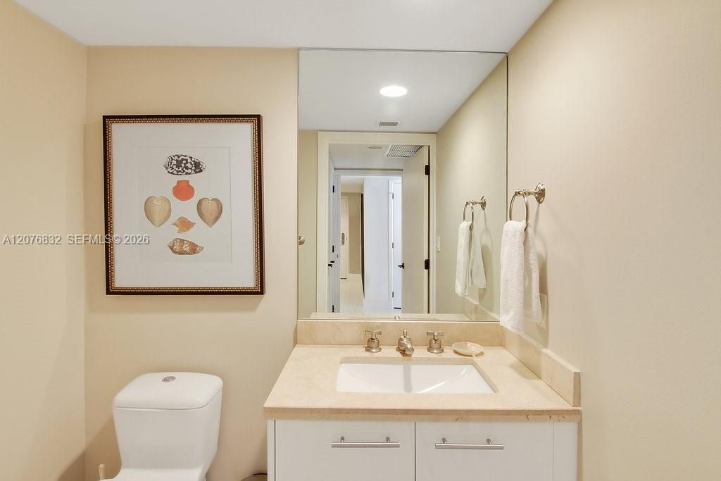 For Rent: $5,600 (1 beds, 1 baths, 920 Square Feet)