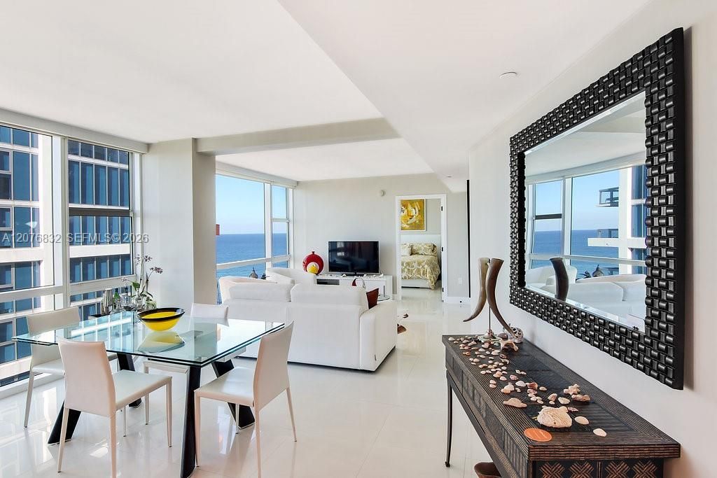 For Rent: $5,600 (1 beds, 1 baths, 920 Square Feet)