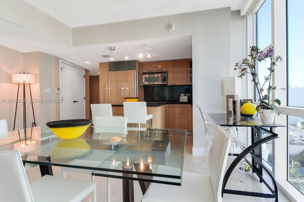 For Rent: $5,600 (1 beds, 1 baths, 920 Square Feet)