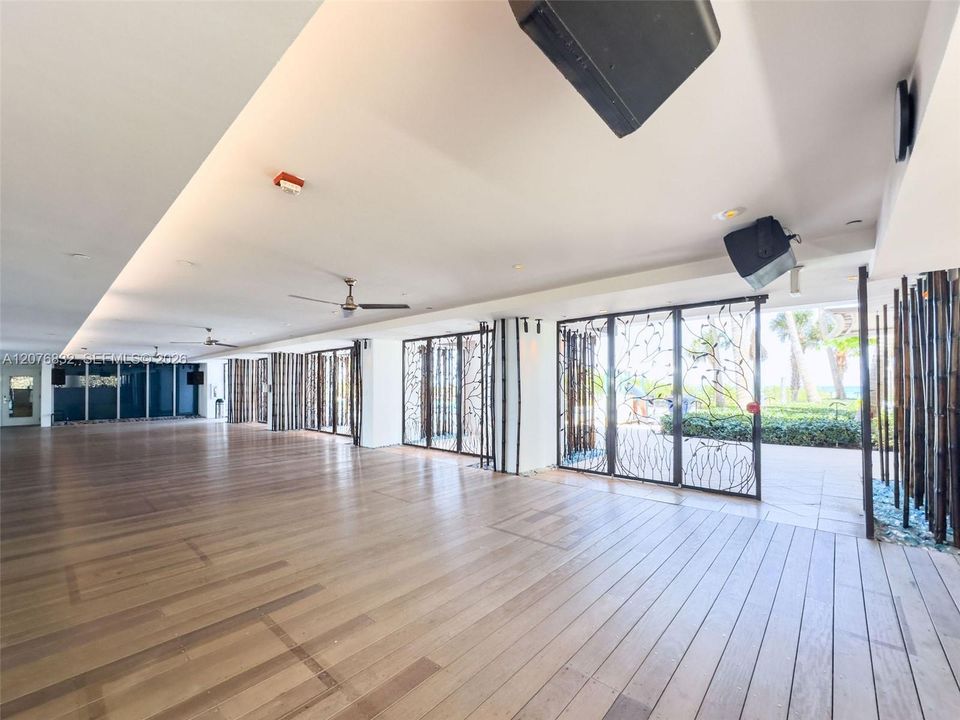 For Rent: $5,600 (1 beds, 1 baths, 920 Square Feet)