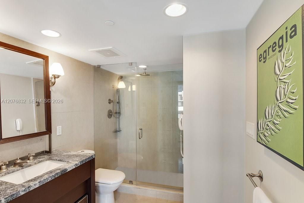 For Rent: $5,600 (1 beds, 1 baths, 920 Square Feet)