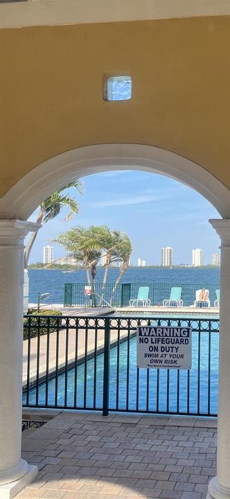 BR104 Pool thru arch
