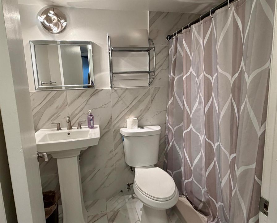 BR104 Guest bath