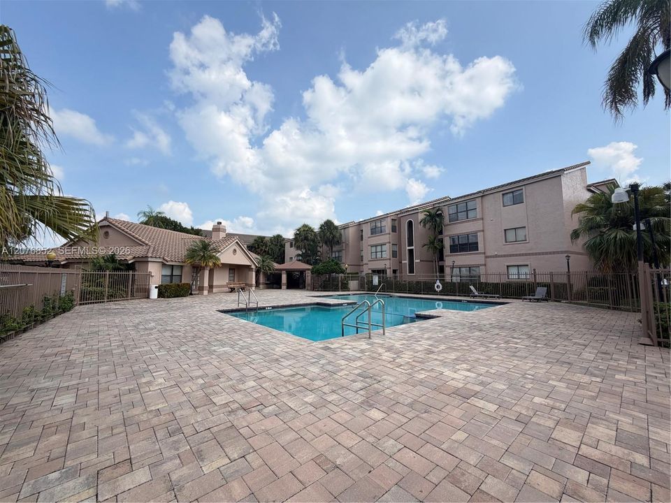 For Sale: $220,000 (2 beds, 2 baths, 1100 Square Feet)